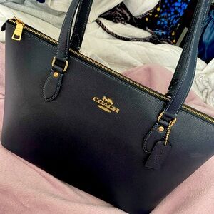 Coach Gallery Tote. CH 285